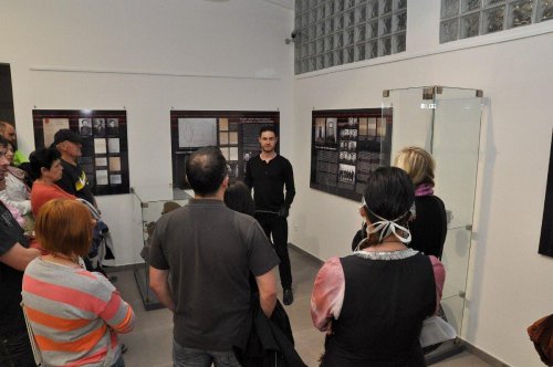 Historik Pavel Portl provází během Muzejní noci výstavou Život za mřížemi (2013). 