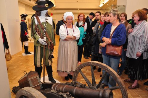 Historička Blanka Rašticová provází během Muzejní noci výstavou Dobývání Uherského Hradiště (2015). 