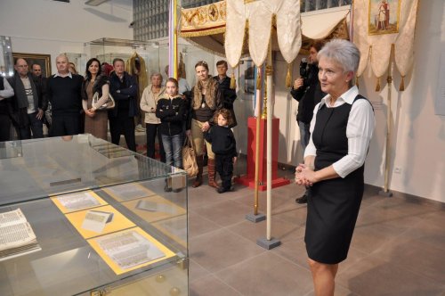 Historička Blanka Rašticová zahajuje výstavu Od člověka k Bohu (2011). 