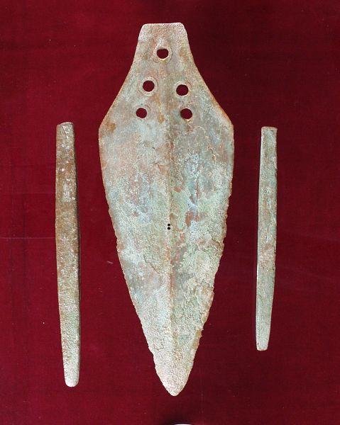 Depot měděných předmětů – dýky a dvou dlátek z Velehradu, eneolit, polovina 4. tisíciletí př. n. l.