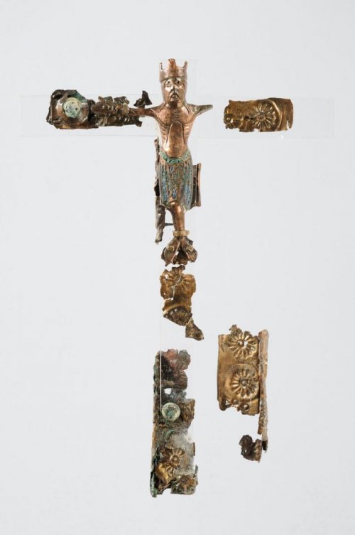 Bronzový, emaily zdobený křížek s postavou Krista, patrně limogeský email, Staré Město, kaple sv. Jana Křtitele, počátek 13. století.