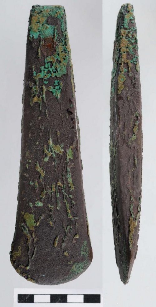 Měděná plochá sekera klínovitého tvaru z Buchlovic, 4. tisíciletí př. n. l.