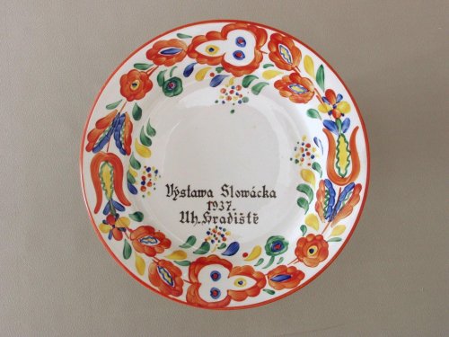Keramický talíř jako upomínkový předmět na Výstavu Slovácku 1937 konanou v Uherském Hradišti; výrobce: Ditmar Urbach.