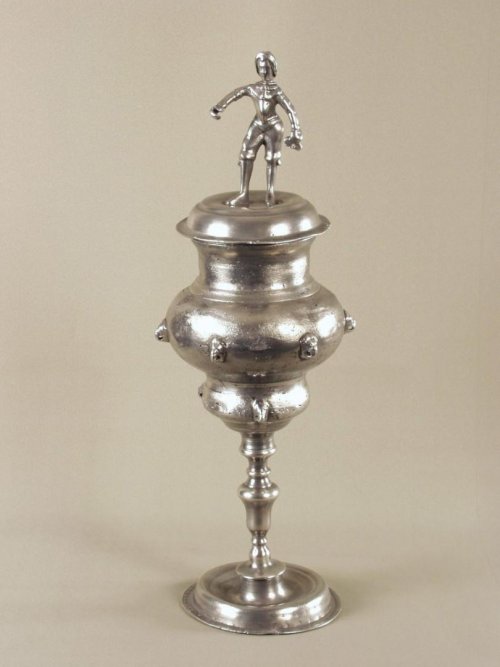 Cínový pohár ševcovského cechu s postavu sv. Kryšpína na víku; asi 18. století.