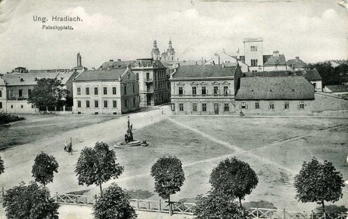 Pohlednice Palackého náměstí v Uherském Hradišti; vydavatel František Petroi, před rokem 1905.