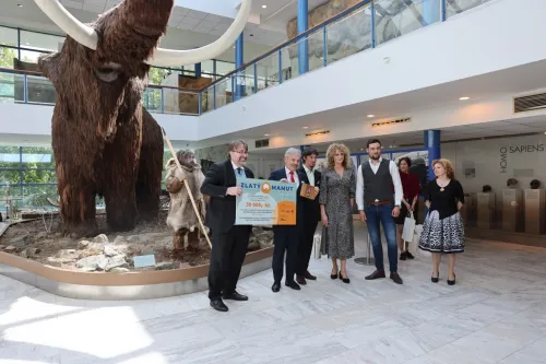 Mgr. Jiří Mitáček, Ph.D. předává cenu Zlatý mamut v Muzejní kategorii členům realizačního týmu Slováckého muzea. Foto Slovácké muzeum 