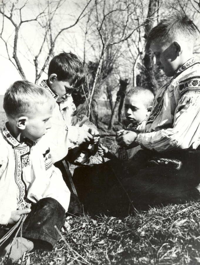 Pletení kančúchů. Z cyklu Rok ve Vlčnově 1945–46. Foto: J. Beneš, F. Tomíšek. Fotoarchiv Slováckého muzea. 